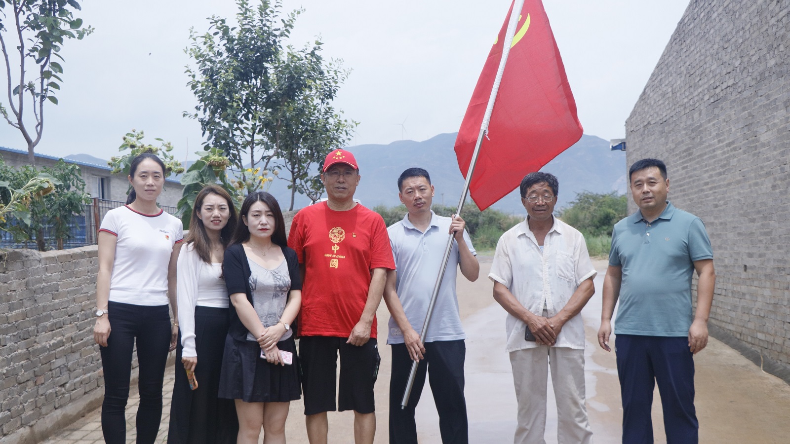 草莓视频软件下载党支部组织开展“慰奶农、游红馆”七一活动